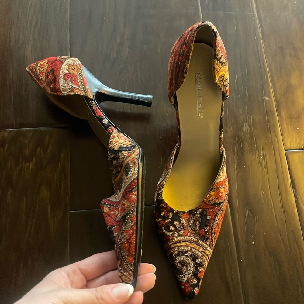 Highlights vintage red velvet printed heels
